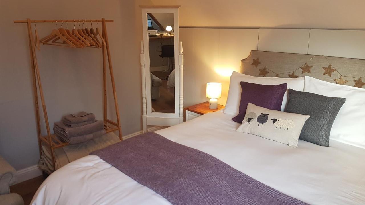 Post Office Row Apartment And Garden Crickhowell Esterno foto