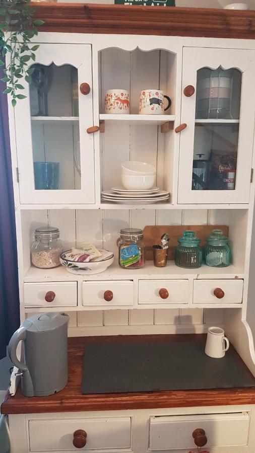 Post Office Row Apartment And Garden Crickhowell Esterno foto
