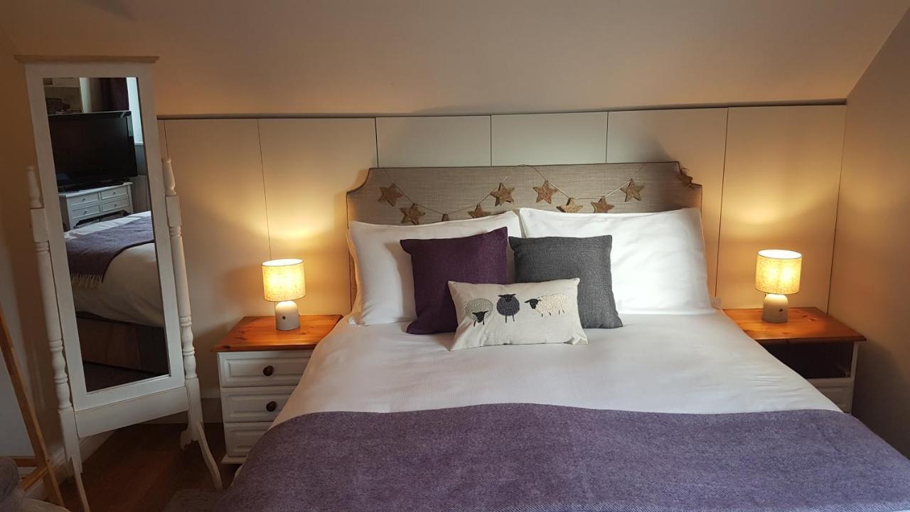 Post Office Row Apartment And Garden Crickhowell Esterno foto