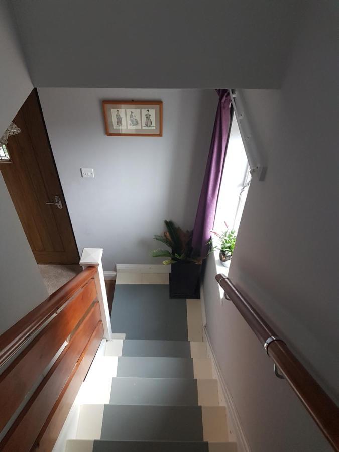 Post Office Row Apartment And Garden Crickhowell Esterno foto