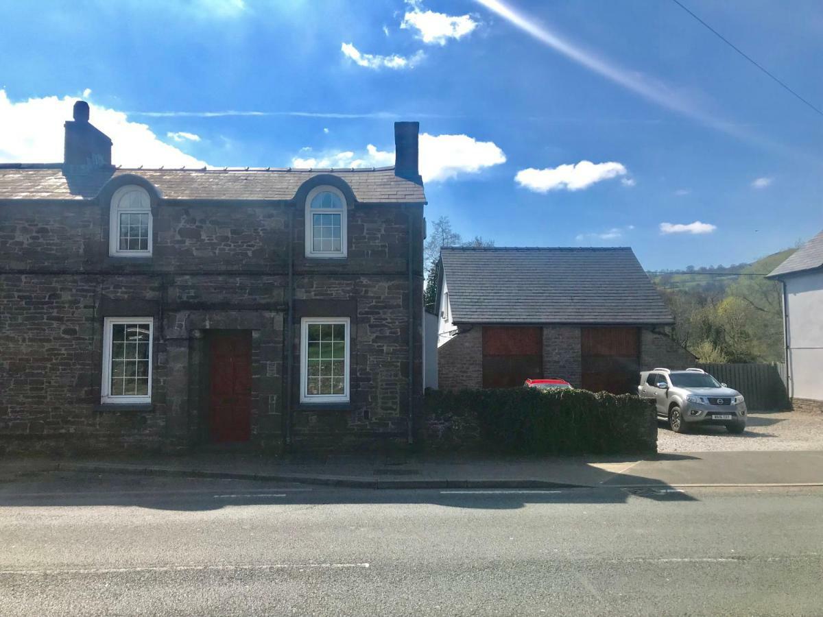 Post Office Row Apartment And Garden Crickhowell Esterno foto